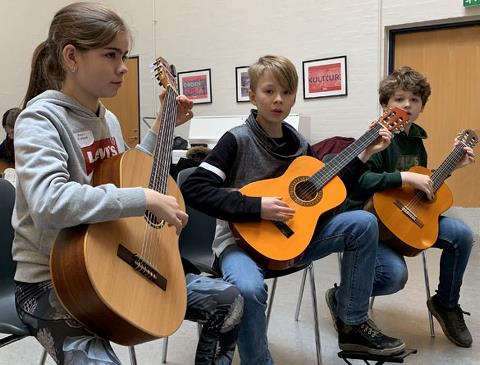 Billedet viser elever på Kulturskolen der spiller guitarer i Vestjysk Guitarsammenspil.